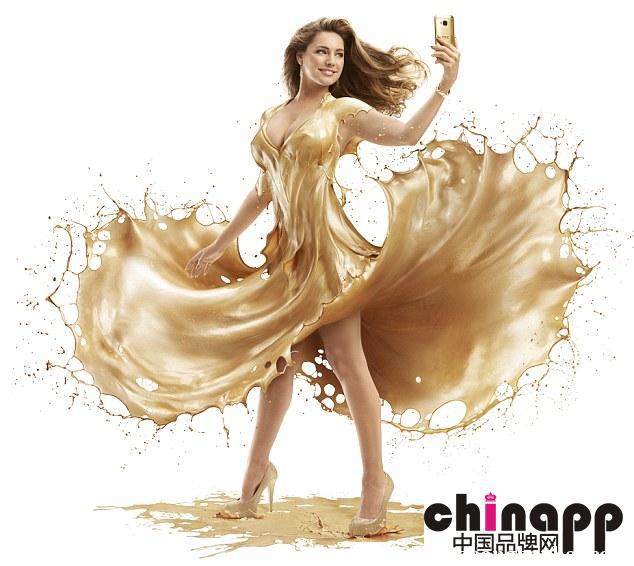 凯莉·布鲁克代言HTC手机 “黄金液裙”惊艳出镜
