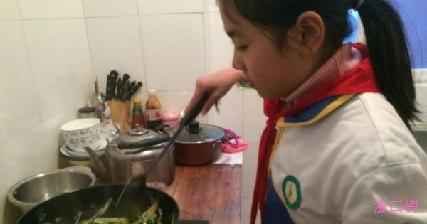中国最美小女孩 五岁起承担大部分家务事