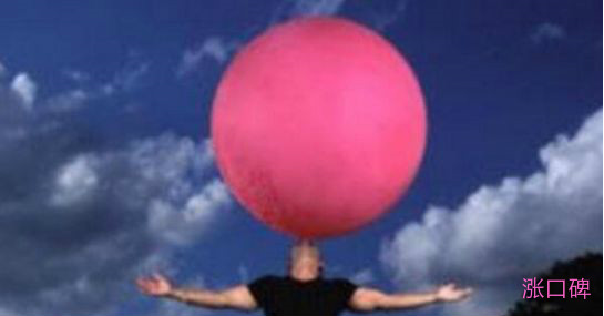 世界上最大肺活量的人 英国男子曼吉特·辛格吹出重1千克的气球