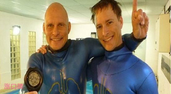 人类水下憋气世界纪录 丹麦呼吸学大师水下憋气长达22分22秒